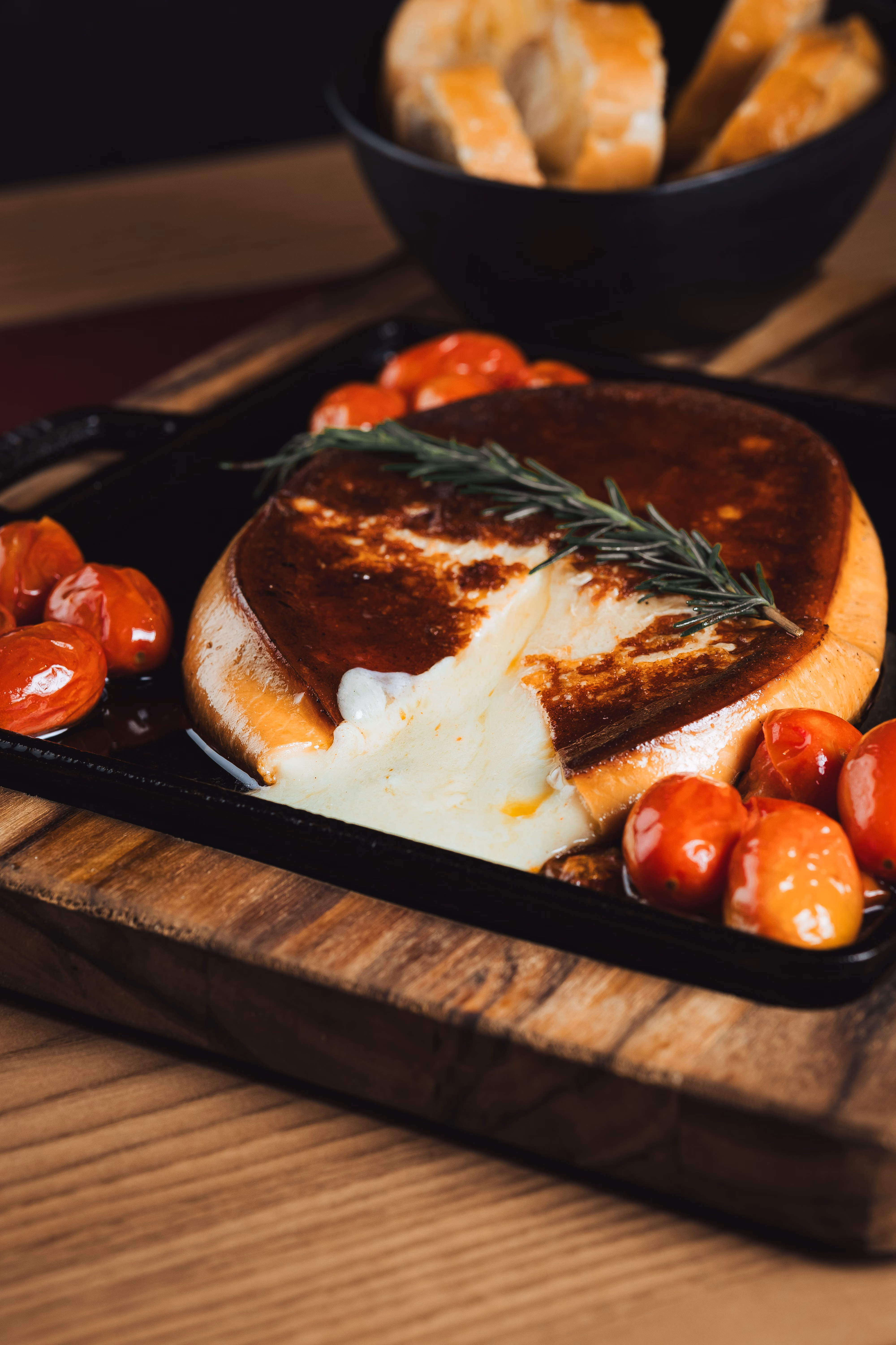 Provoleta fundida a la parrilla
